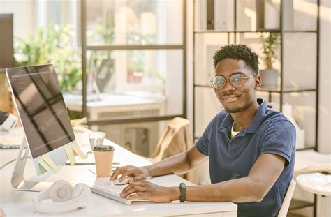 Premium Photo African Programmer Working At His Workplace