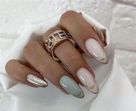 Maniküre Trend 2022 Outline French Nails sind der coolste Nageltrend