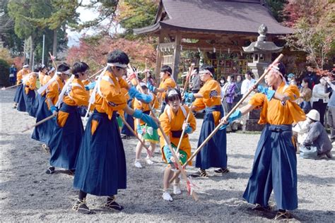 湯前中生が郷土芸能奉納 里宮神社秋季大祭