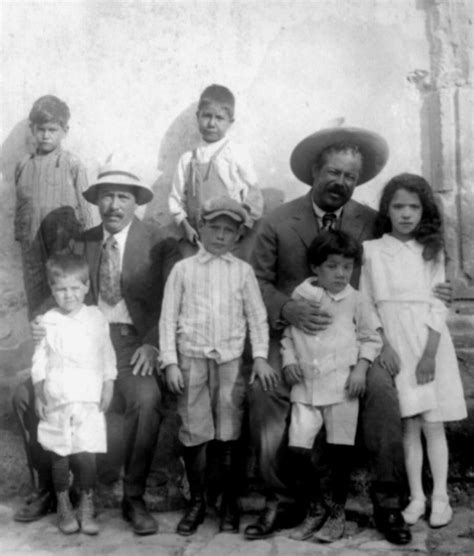 Pancho Villa Con Sus Hijos Y Su Compadre Trillo En Su Hacienda De