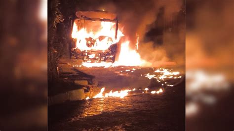 A Gazeta Dupla rende motorista e incendeia ônibus após mortes em Colatina