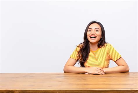 Joven Mujer Bonita Con Una Sonrisa Grande Amigable Y Despreocupada