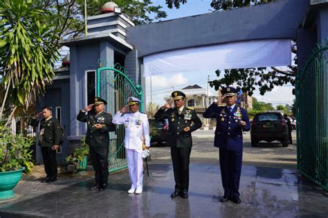 Danrem 143 HO Pimpin Ziarah Dan Tabur Bunga Dalam Rangka HUT Ke 78 TNI