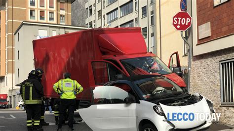 Brutto Incidente Tra Furgone E Microcar In Via Capodistra Due Persone