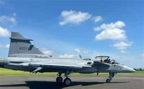 Sétimo Gripen da FAB faz a primeira decolagem em solo brasileiro vídeo