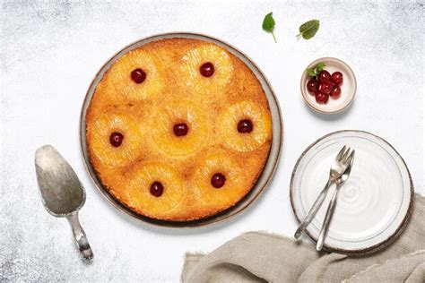 Bolo de cabeça para baixo de abacaxi cozido fresco cerejas