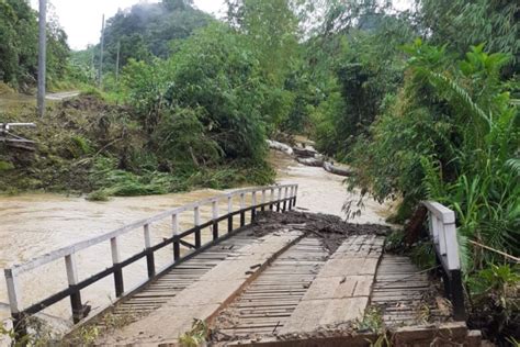 Banjir Dan Tanah Longsor Di Bunut Hulu Kalbar Satu Jembatan Hanyut