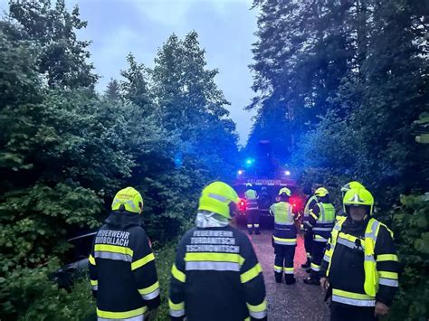 Auto stürzte in Villach über Böschung 5 Minuten