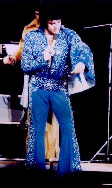 1972 Et 1973 Blue Swirl Jumpsuit Lucky Suit Elvis Portait Le Costume La 1ère Fois Lors De Sa