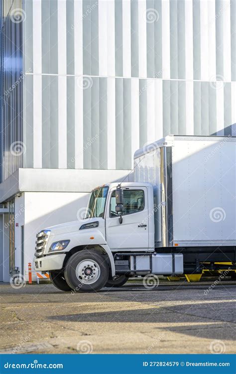 Middle Duty Day Cab Rig Semi Truck With Box Trailer For Local Business Deliveries And Moving