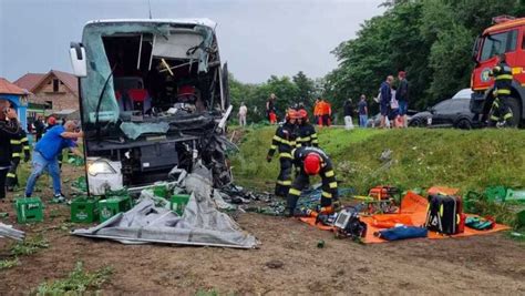 Accident grav în Sibiu Un autocar cu 56 de pasageri s a ciocnit cu un