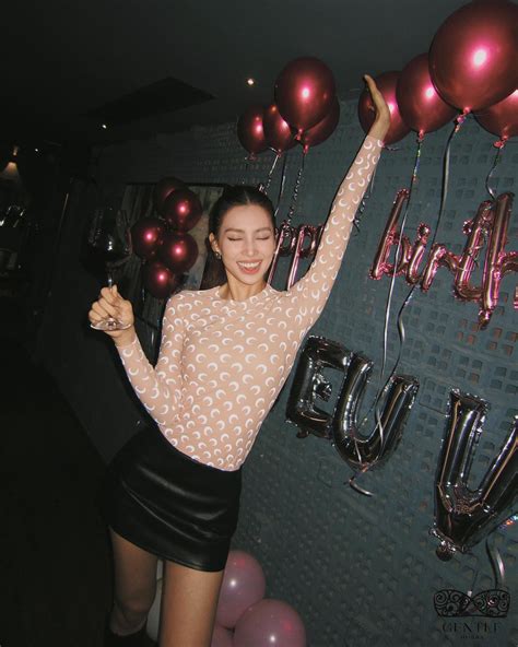 Ảnh Hoa Hậu Tiểu Vy Bikini Sexy Khoe Dáng Bỏng Mắt