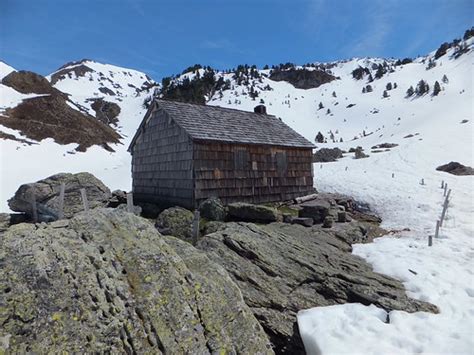 Refuge Du Larry M Tres D Altitude Sur La Commune D Urdos En