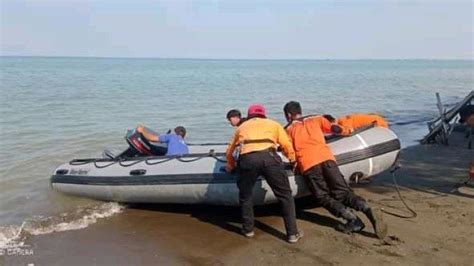 VIDEO Perahu Terbalik Dihantam Badai Nelayan Indramayu Hilang Di