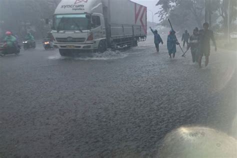 Hujan Deras Guyur Jakarta Sejumlah Ruas Jalan Mulai Tergenang Banjir