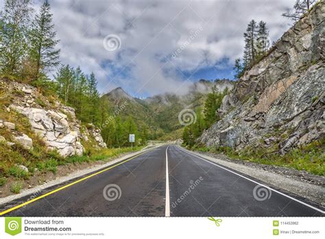 Asfalto Da Curva Da Passagem De Montanhas Da Estrada Foto De Stock