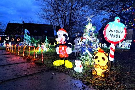 Maison illuminée en Sarthe découvrez les 140 figurines et guirlandes