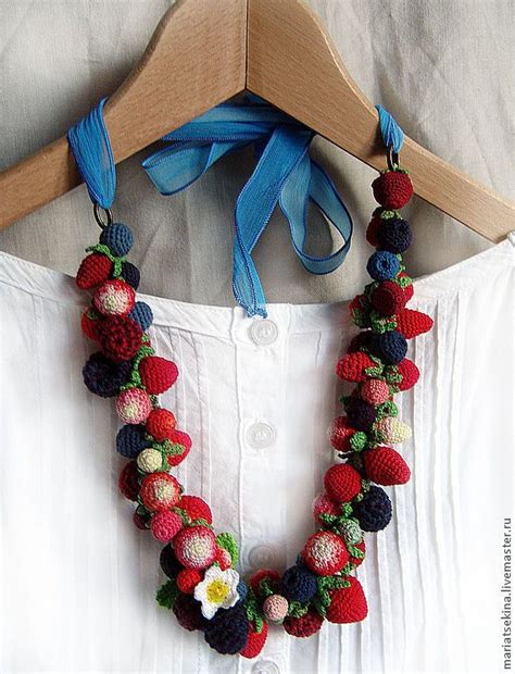 Колье вязаное из средних ягод | Вязание, Бохо, Украшения