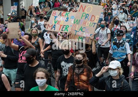 Miles de personas transgénero y sus partidarios marchan a través del