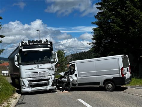 Unfall Bei St Brais JU Lieferwagen Prallt Frontal Gegen LKW