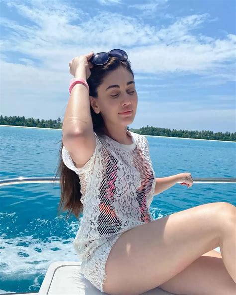 Photos Kanta Laga Girl Shefali Jeriwala Flaunts Her Curvy Figure