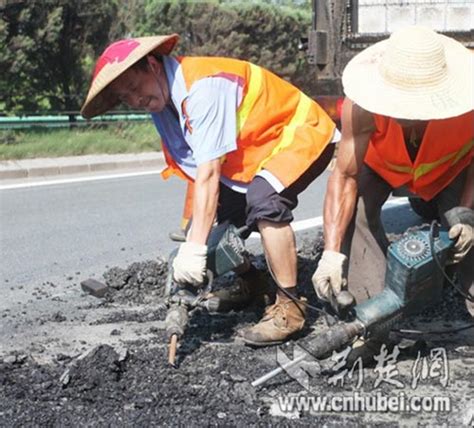 武黄高速公路养护工勇战高温保畅通图新闻中心新浪网