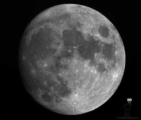 Luna Gibosa Creciente De Octubre De Cielos Boreales