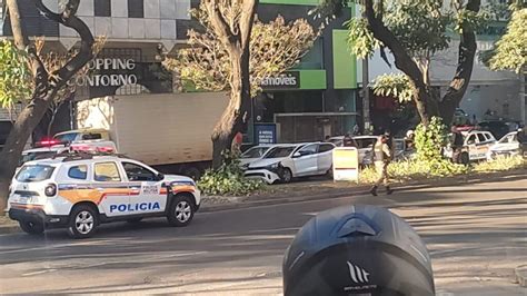 Troca De Tiros Entre Policiais E Suspeitos Causa Pânico Na Avenida Do