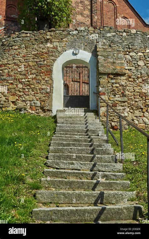 Cancello Nel Vecchio Muro Con Gradini In Pietra Immagini E Fotografie