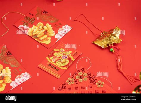 red envelopes chinese new year Stock Photo - Alamy