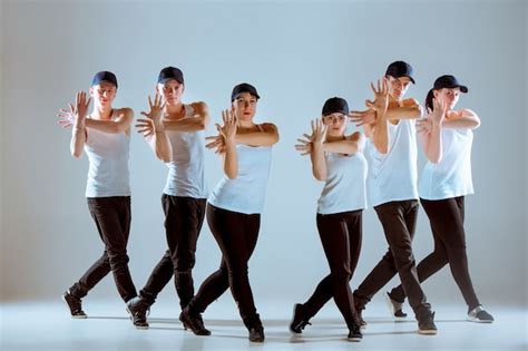 Grupo de hombres y mujeres bailando coreografía de hip hop Foto Gratis