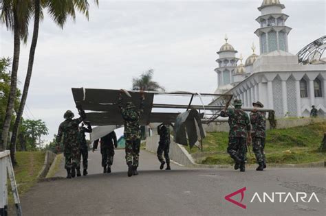 Korem 143 HO Gotong Royong Membersihkan Masjid Di Kendari ANTARA News