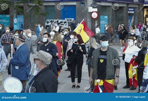 Manifestante Espa Ol Con M Scara Facial Protestando Tocando Una