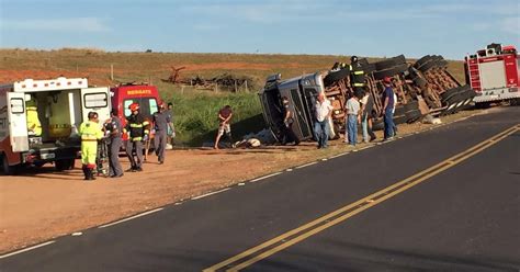 G1 Tombamento de caminhão deixa duas pessoas feridas em estrada