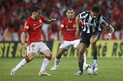 Tiquinho Soares pede desculpa à torcida após Botafogo perder título do