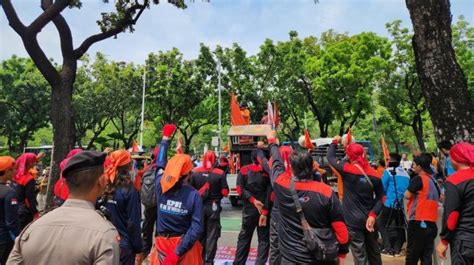 Kampanye Partai Buruh Di Depan Balai Kota Ancam Mogok Kerja Bila UMP