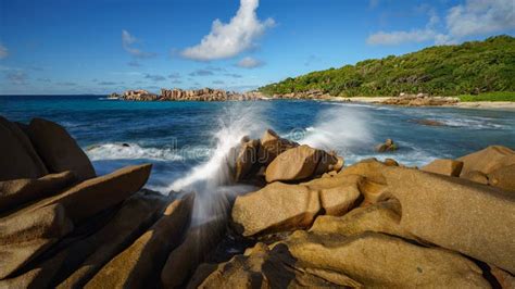 Waterfontein En Granietsteen Op Tropisch Eiland La Digue Op De