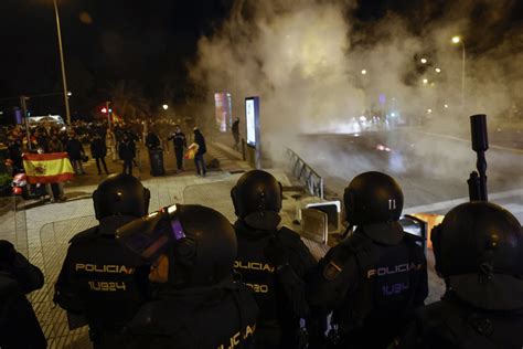 Grupos Ultras Revientan La Manifestaci N De Ferraz Y Se Enfrentan A La