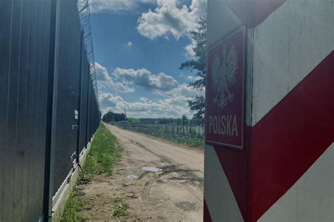 Granica Z Bia Orusi Migranci Rzucali W Funkcjonariuszy Petardami