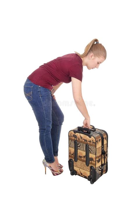 Femme Se Pliant Vers Le Bas Pour Sa Valise Photo Stock Image Du Jeans