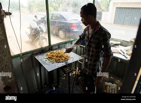 Man preparing Kottu roti in a roadside restaurant, Jaffna, Sri Lanka ...