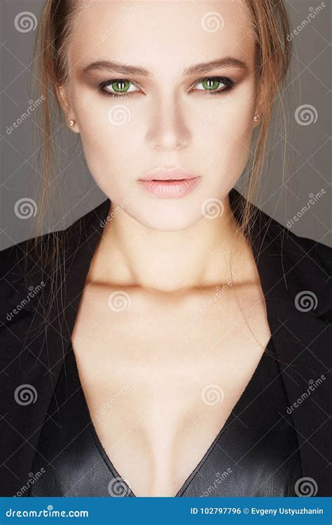 Fille Sexy Avec De Beaux Yeux Verts Photo Stock Image Du Dame