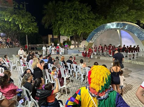 Na Praça Segurança leva serviços brincadeiras e apresentações