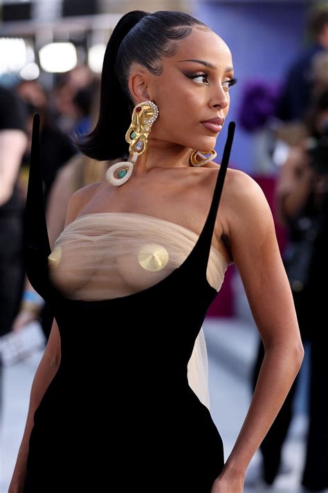 Doja Cat Flaunt Her Naked Tits At The Billboard Music Awards 2022 7