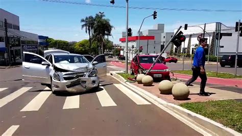 Carro atinge poste em forte colisão no Bairro São Cristóvão Vídeo