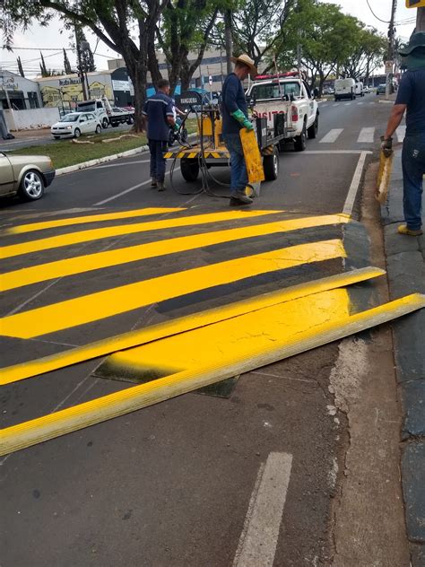 Prefeitura Revitaliza Pintura De Sinaliza O De Tr Nsito No Centro Da