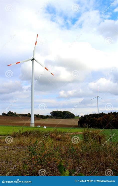 Turbinas De Viento En Un Campo Foto De Archivo Imagen De Windmills