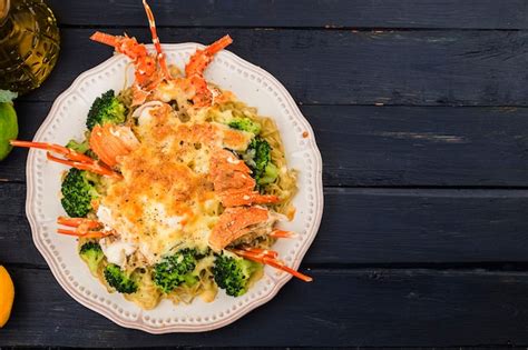 Premium Photo | Baked lobster thermidor with cheese and vegetables