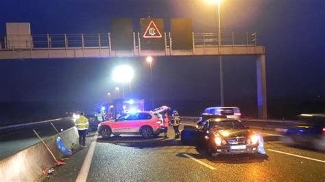 Unfall Auf Der A3 Auto Landet Auf Kalifornischer Mauer Riesenstau