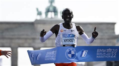 Eliud Kipchoge impone nuevo récord del mundo en el maratón de Berlín